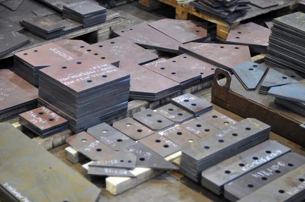 Corte de metal. Almacenamiento de piezas acabadas con marcado. — Foto de Stock