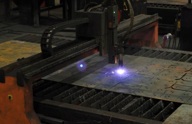 Metal kesimi. Metali plazma kesme işlemi.