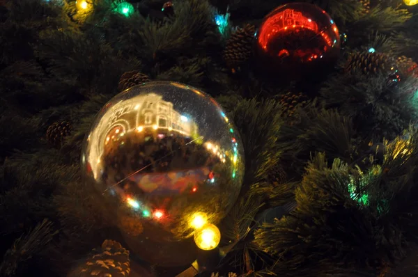 Año Nuevo y Navidad. Decoraciones del árbol de Navidad. Cosmos —  Fotos de Stock