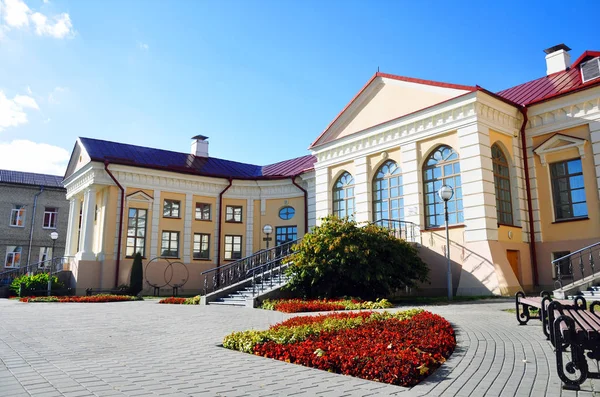 Palacio en la ciudad de Pinsk, una atracción turística atractiva — Foto de Stock