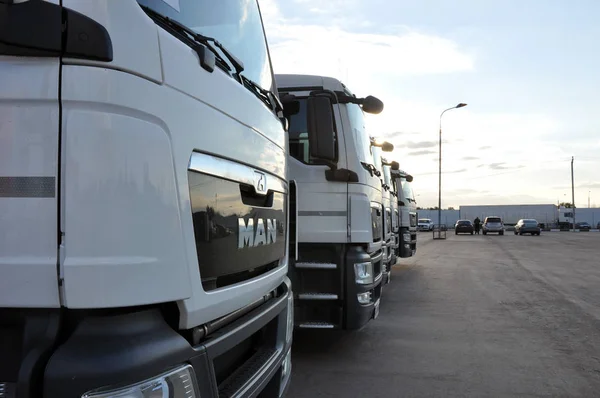 Vrachtwagens op een rij geparkeerd bij een winkelcentrum. Logistiek en transportconcept. — Stockfoto
