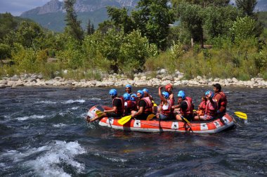 Rafting, bir dağ nehri boyunca rafting rehberi olan bir grup genç. Bir turistik de extreme ve eğlenceli spor.