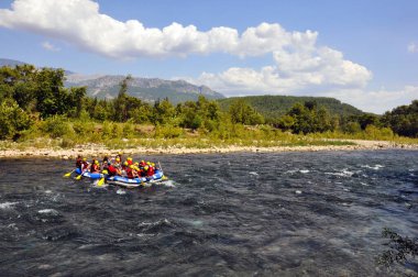 Rafting, bir dağ nehri boyunca rafting rehberi olan bir grup genç. Bir turistik de extreme ve eğlenceli spor.
