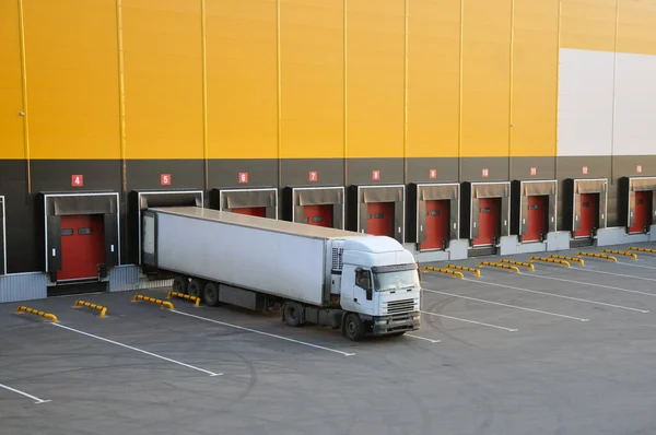 Déchargement de camions dans un complexe d'entrepôt moderne . — Photo