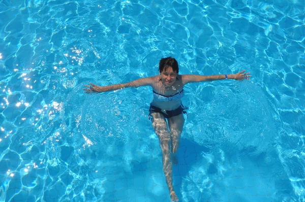 Повітряний вид зверху жінки в басейні води зверху — стокове фото