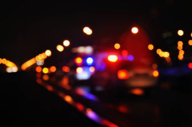 Bir polis arabası, mavi ışık flasher üstüne. Şehir ışıkları arka planda.