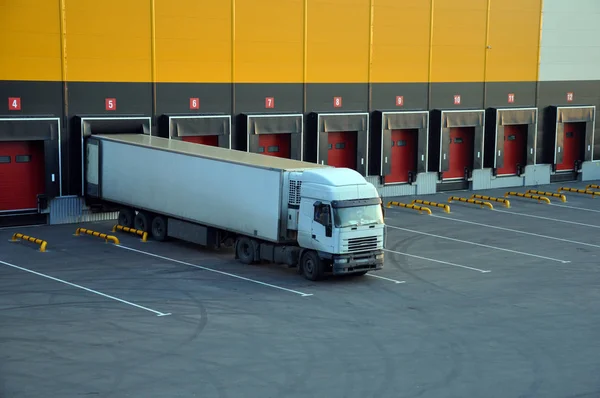 Déchargement de camions dans un complexe d'entrepôt moderne . — Photo