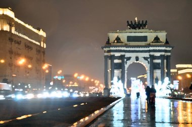 Kutuzovsky Prospekt, Moskova 'daki Zafer Kemeri. Sonbahar yağmurlu gecesi.
