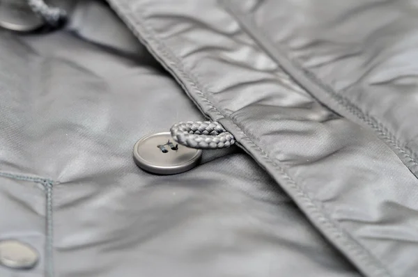 Деталь зимней меховой куртки. Пуговица и петля — стоковое фото