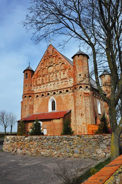 Única antigua iglesia-fortaleza en las tierras de la moderna República de Bielorrusia en el pueblo de Synkovichi . —  Fotos de Stock