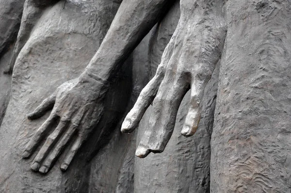 Détails d'une main humaine sur un monument à la mémoire de l'Holocauste à Moscou . — Photo