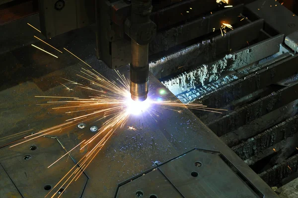 Corte de metal. O processo de corte de metal usando corte a plasma. — Fotografia de Stock