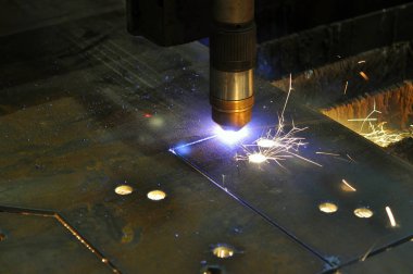 Metal kesimi. Metali plazma kesme işlemi.