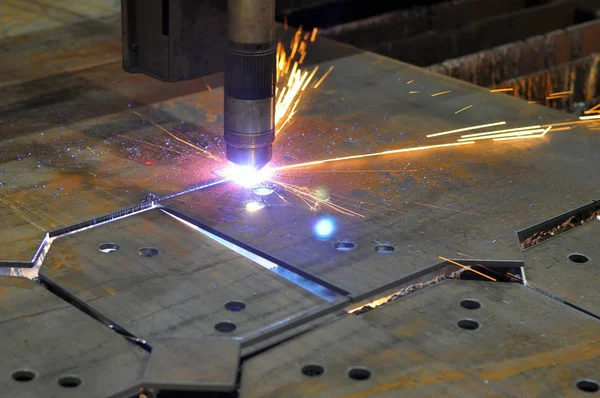 Corte de metal. El proceso de corte de metal mediante corte por plasma. — Foto de Stock