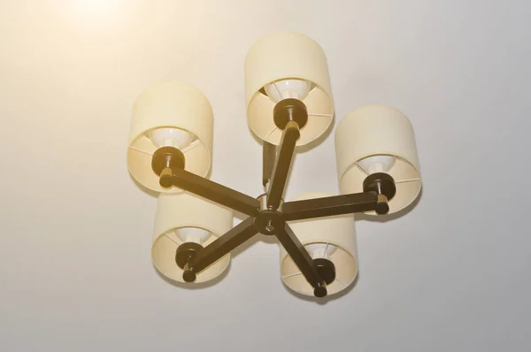 Egy gyönyörű öt lámpás medál világítás csillár. Világítás — Stock Fotó