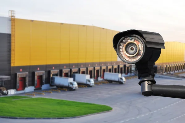 Modern bir depo kompleksinin arka planına karşı kapalı devre kamera çok açılı CCCTV sistemi.