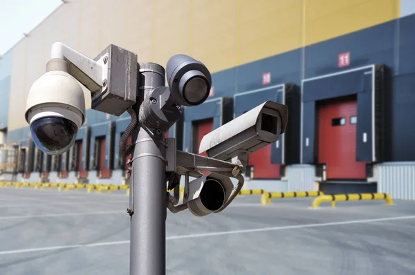 Câmera de circuito fechado sistema de CCTV multi-ângulo contra o fundo de um complexo de armazém moderno . — Fotografia de Stock