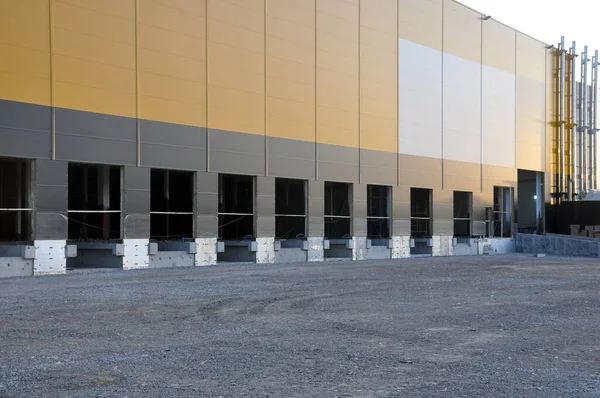 Fotografía exterior de la construcción de un gran edificio industrial y comercial a partir de estructuras metálicas tecnológicas . — Foto de Stock