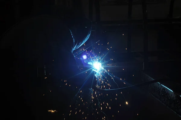Электросварщик варит сталь на заводе . — стоковое фото