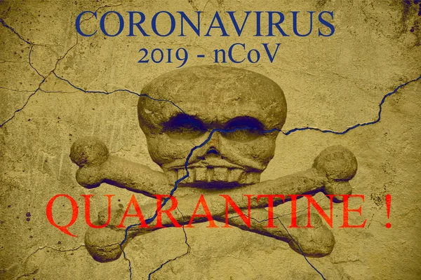 Het woord gevaar op een oude gebarsten muur met een bas-reliëf van een schedel en kruisbeenderen. Coronavirus infectie 2019 - ncov — Stockfoto