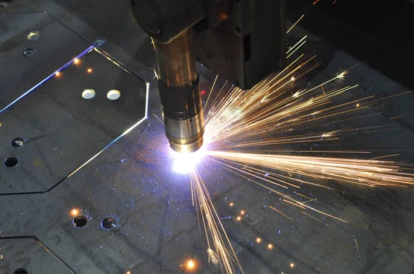 Corte por láser de metal con CNC, tecnología industrial moderna. Profundidad de campo superficial. Advertencia: disparo auténtico en condiciones difíciles. Un poco de grano y tal vez borrosa . — Foto de Stock