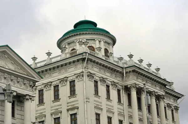 Fachada y techo con un belvedere de la casa de Pashkov sobre el fondo del sombrío cielo de Moscú. Arquitectura del centro histórico de Moscú — Foto de Stock