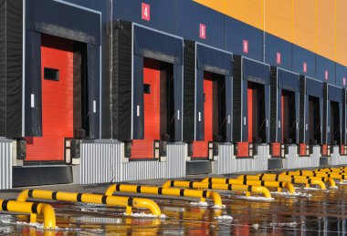 Modern bir lojistik merkezinin yükleme limanlarının ön görüntüsü.