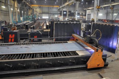 Metal fabrikasının üretim odasının içinde. Plasma Kesme Makinesi