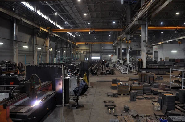 Interior de la sala de producción de una planta de fabricación de metal. Máquina de corte de plasma — Foto de Stock