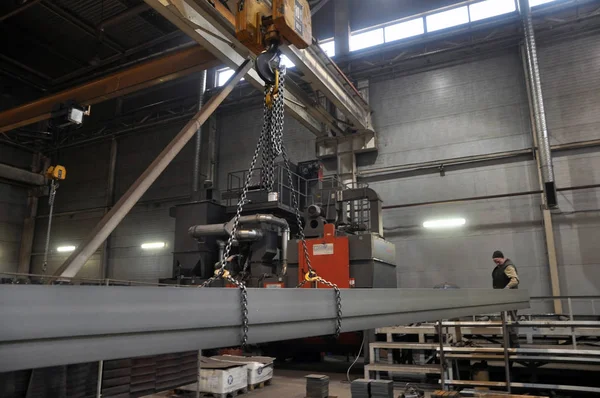 Interiör i produktionsrummet på en anläggning för metalltillverkning. Transport av metallprodukter efter skottsprängning — Stockfoto