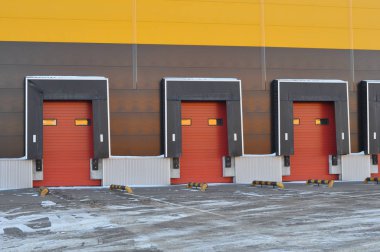 Modern bir lojistik merkezinin yükleme limanlarının ön görüntüsü.