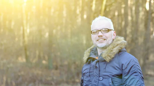 Zbliżenie Portret Inteligentnego Człowieka Siwych Włosach Okularach Broda Ciepłą Zimę — Zdjęcie stockowe