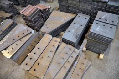 Fabrikada plazma kesimi. İşaretlenmiş parçaların depolanması. Fabrika