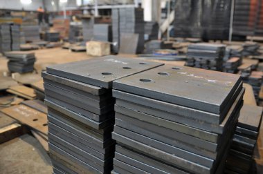 Fabrikada plazma kesimi. İşaretlenmiş parçaların depolanması. Fabrika