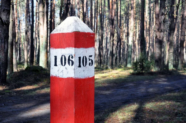 Poste Madera Rojo Blanco Puesto Marcado Que Indica Ubicación Bosque — Foto de Stock