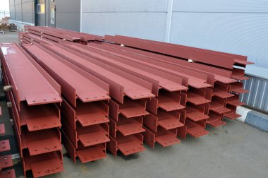 Metal ürünler binanın inşaatında kullanılıyor. Endüstriyel Depo