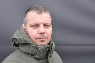 Gri saçlı ve iki gün tıraş olmamış bir adamın portresi. Yakın plan..