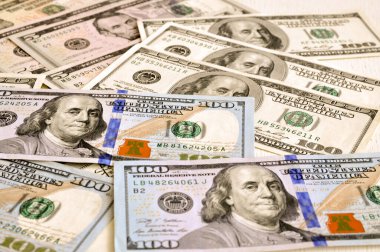 Yüz dolarlık banknot yığını. Birleşik Devletler 100 dolarlık banknotlar. Yüz Amerikan doları. Birleşik Devletler para birimi.