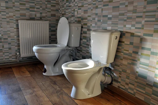 Twee Toiletten Zolder Van Een Woongebouw Kindertoilet Binnenlandse Zaken — Stockfoto