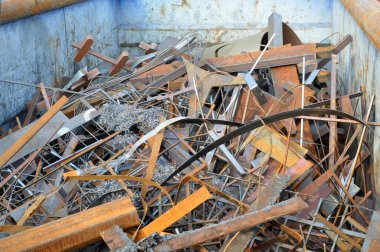 Metal işleme tesisinde hurda metal koleksiyonu. İkincil maddi kaynaklar. Taşıyıcı