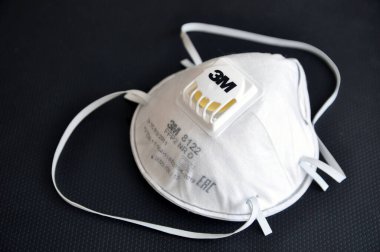 Pinsk, Belarus Cumhuriyeti - 14 Nisan 2020: Solunum koruyucu solunum cihazı, FFP2 seviye NR D 3M. Koronavirüslere, mikroplara, virüslere, bakterilere karşı koruma.