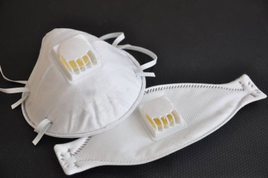 Coronavirus ve grip virüsü de dahil olmak üzere bakteriyel tehlike de dahil olmak üzere solunum sistemini kirlenmeden korumak için farklı maskeler. Farklı maskelerin karşılaştırılması