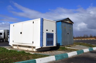 Sokakta park yerinin yanında acil durum dizel jeneratörü var. Enerji