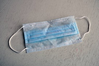 Plastik kulaklıklı cerrahi maske. Ağız ve burnu örtmek için tipik 3 katlı cerrahi maske. Bakterilerin prosedür maskesi. Koruma kavramı.