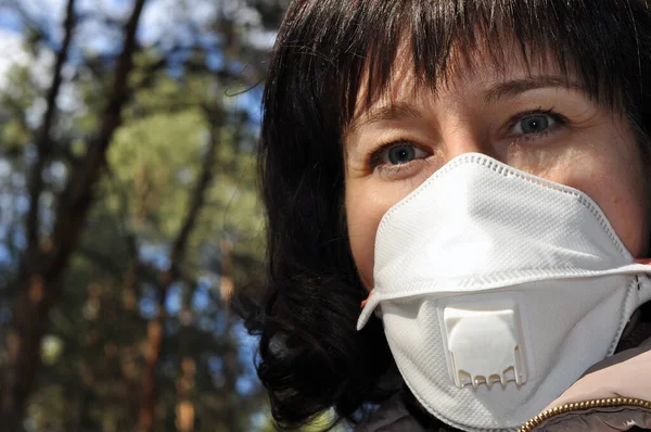 Портрет сексуальной женщины с голубыми глазами и длинными волосами в респираторе FFP3 на улице. Защита от вирусов и инфекций, включая коронавирусную инфекцию, COVID-19 — стоковое изображение Портрет Сексуальной Женщины Голубыми Глазами Длинными Волосами Респираторе Ffp3 Улице Стоковое Фото