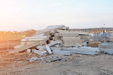 İnşaat alanındaki kullanılmayan beton yığınlarının depolanması. İnşaat çöpü