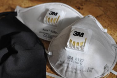 Pinsk, Belarus Cumhuriyeti - 14 Nisan 2020: solunum koruyucu solunum cihazları, koruma seviyesi FFP3, FFP2, 3M üretimi. Yüzün maskesi. Koronavirüsler, diğer mikroorganizmalar gibi virüslere karşı koruma