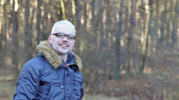 Nahaufnahme Porträt Eines Intelligenten Mannes Mit Grauen Haaren Und Brille — Stockfoto