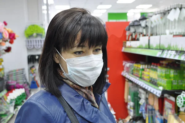 青い革のジャケットと店内の感染症に対するマスクの若いヨーロッパの女性 流行時の対策の保護と防止 Covid — ストック写真