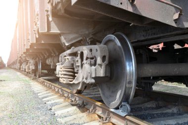 Endüstriyel malları taşıyan bir tren. Arabanın tekerlekleri. Aktarım